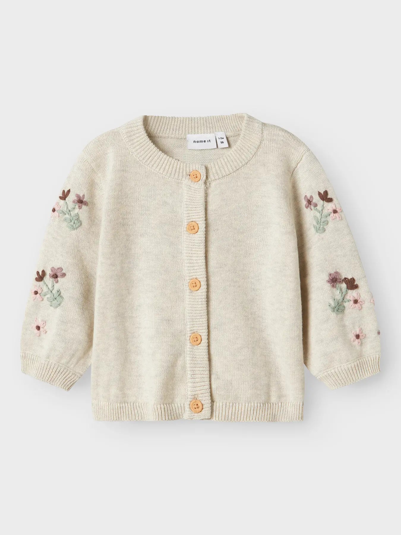 NAME IT Strickjacke mit Knöpfen und Blumen-Stickerei aus Baumwolle – erhältlich bei Bärechind in Winterthur, Zürich, Schweiz.