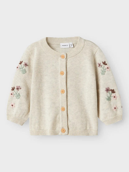 NAME IT Strickjacke mit Knöpfen und Blumen-Stickerei aus Baumwolle – erhältlich bei Bärechind in Winterthur, Zürich, Schweiz.