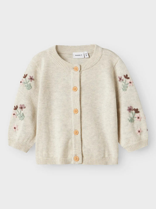 NAME IT Strickjacke mit Knöpfen und Blumen-Stickerei aus Baumwolle – erhältlich bei Bärechind in Winterthur, Zürich, Schweiz.
