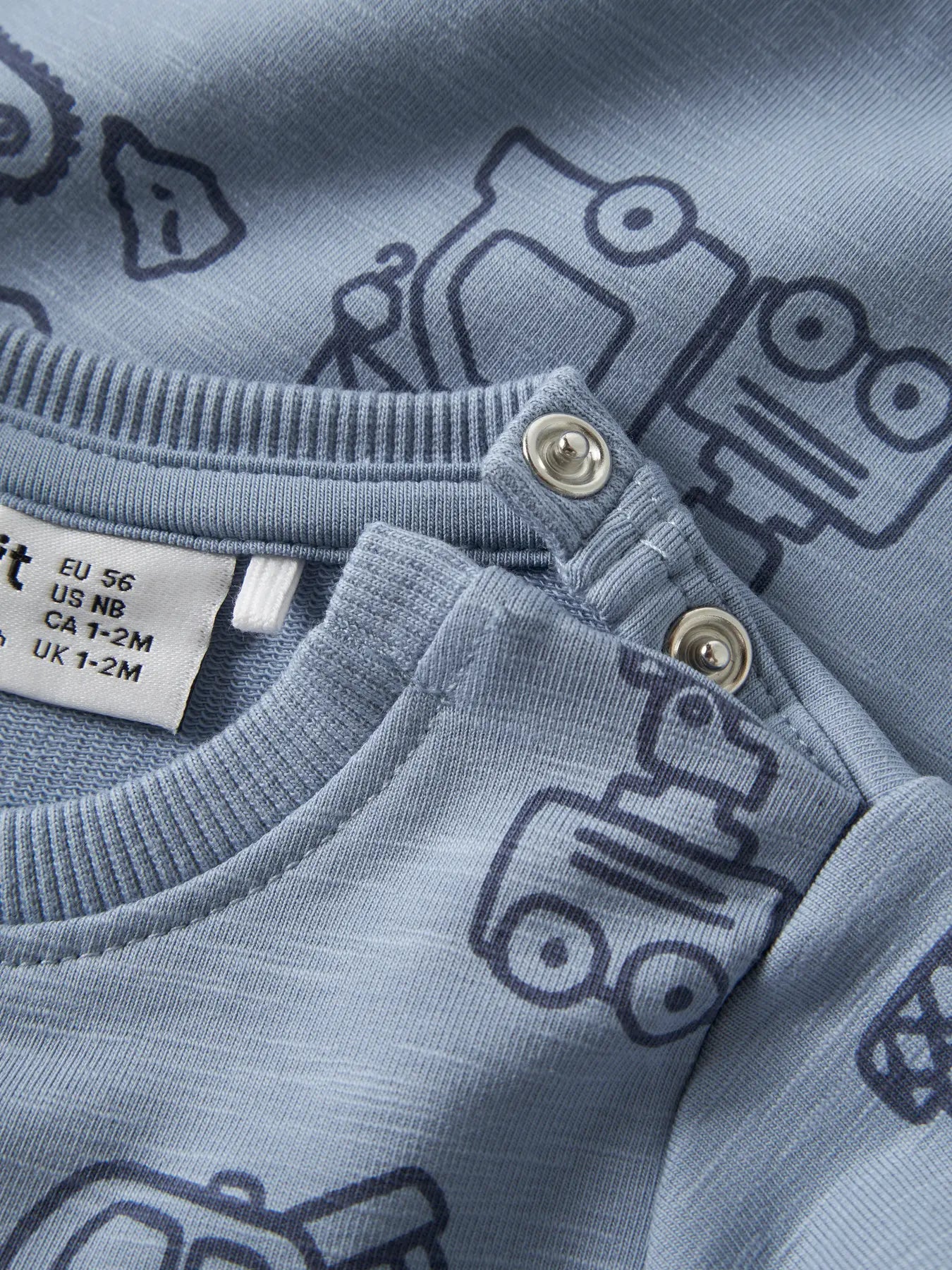 Detailaufnahme des Baustellenfahrzeug Musters auf einem NAME IT Sweatshirt bei Bärechind Winterthur Zürich Schweiz
