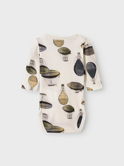 Rückseite des NAMEIT Wollbodys mit Heissluftballonprint – zu kaufen bei Bärechind in Winterthur, Zürich Schweiz.