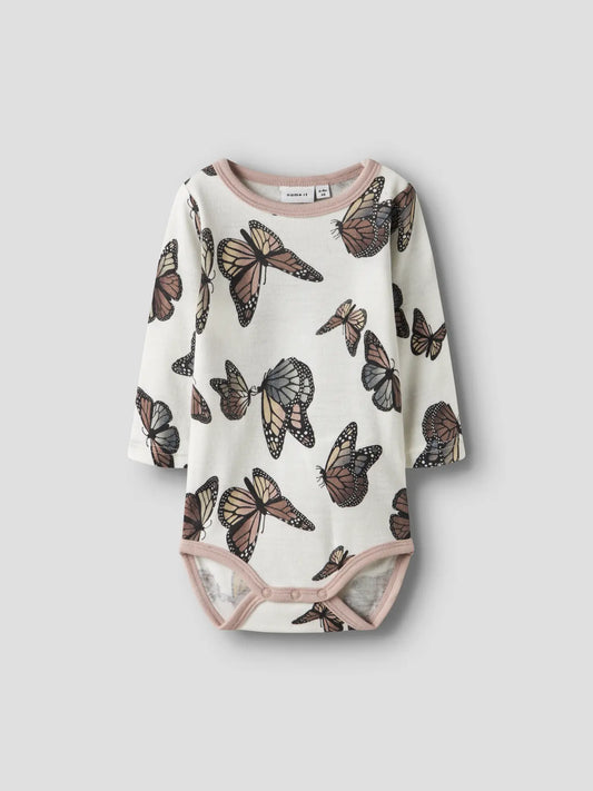 NAME IT Wollbody mit Schmetterlingsprint, Vorderseite – erhältlich bei Bärechind in Winterthur, Zürich Schweiz.