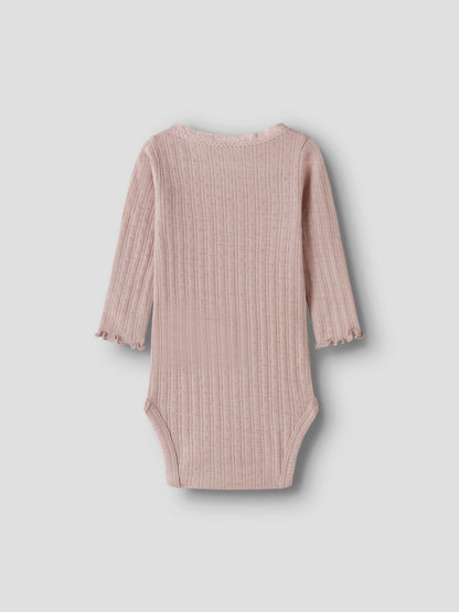 Body aus 85% Wolle und 15% Seide, weich und temperaturregulierend