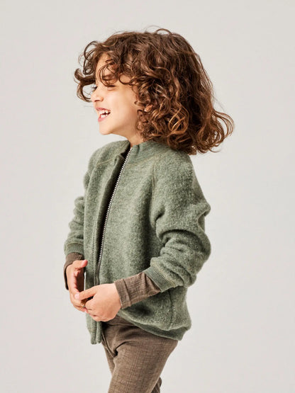 Detailansicht des Wollfleece Cardigans in Mulled Basil