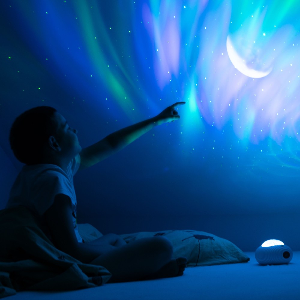 Kind betrachtet Nordlicht-Projektion mit UFO Galaxy Projektor, erhältlich im Bärechind Winterthur Zürich Schweiz.