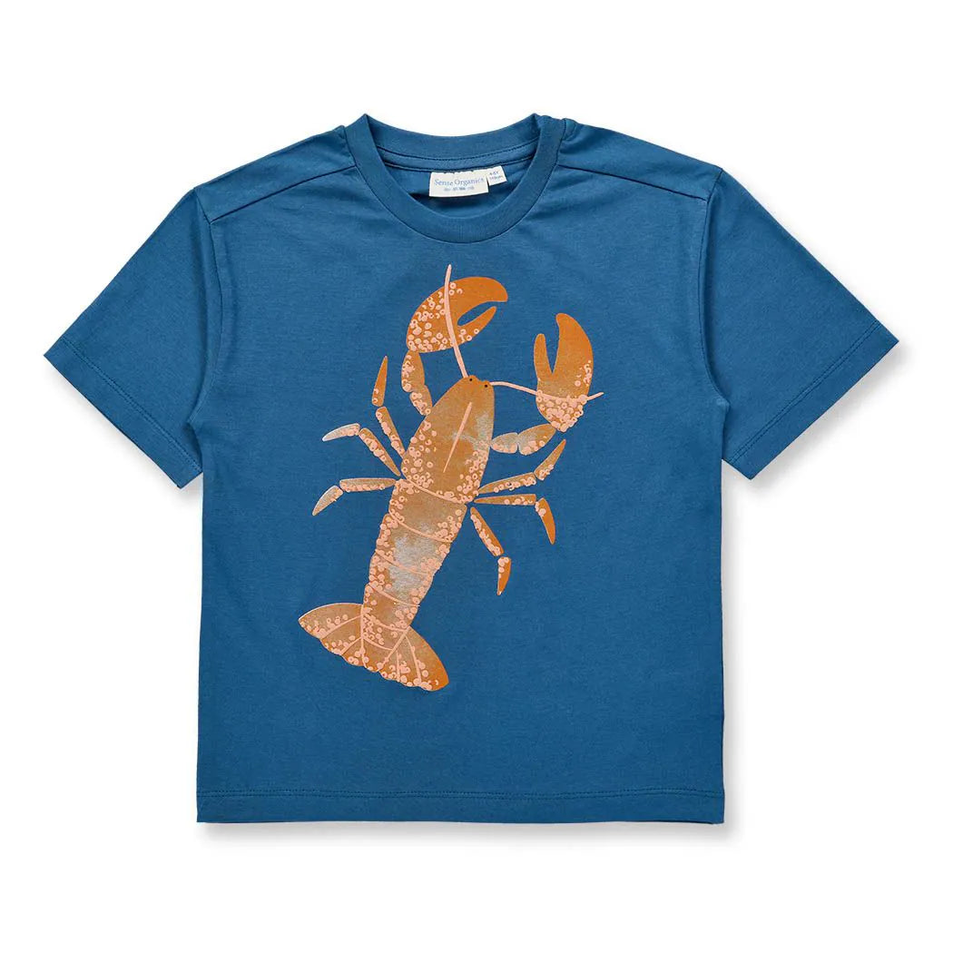 OSWIN Shirt, Lobster von Sense Organics aus Bio-Baumwolle mit maritimem Lobster-Print auf tiefblauem Stoff, erhältlich in Winterthur, Zürich, Schweiz