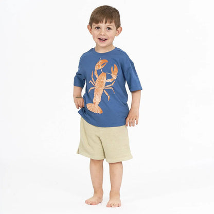 Kind trägt das OSWIN Shirt, Lobster von Sense Organics, aus GOTS-zertifizierter Bio-Baumwolle mit Hummer-Print, nachhaltig & bequem