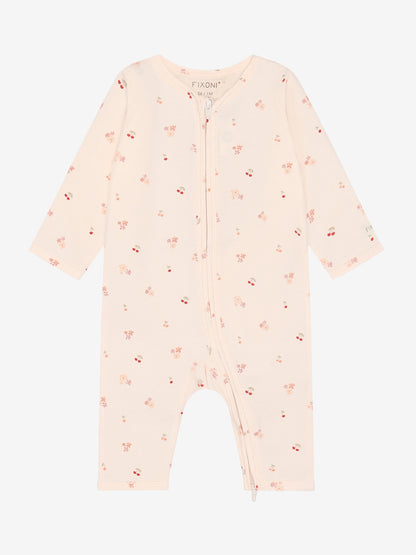 Cremefarbener Baby Overall aus Baumwolle mit Kirschmuster von FIXONI, erhältlich im Bärechind Kinderladen Winterthur Zürich Schweiz