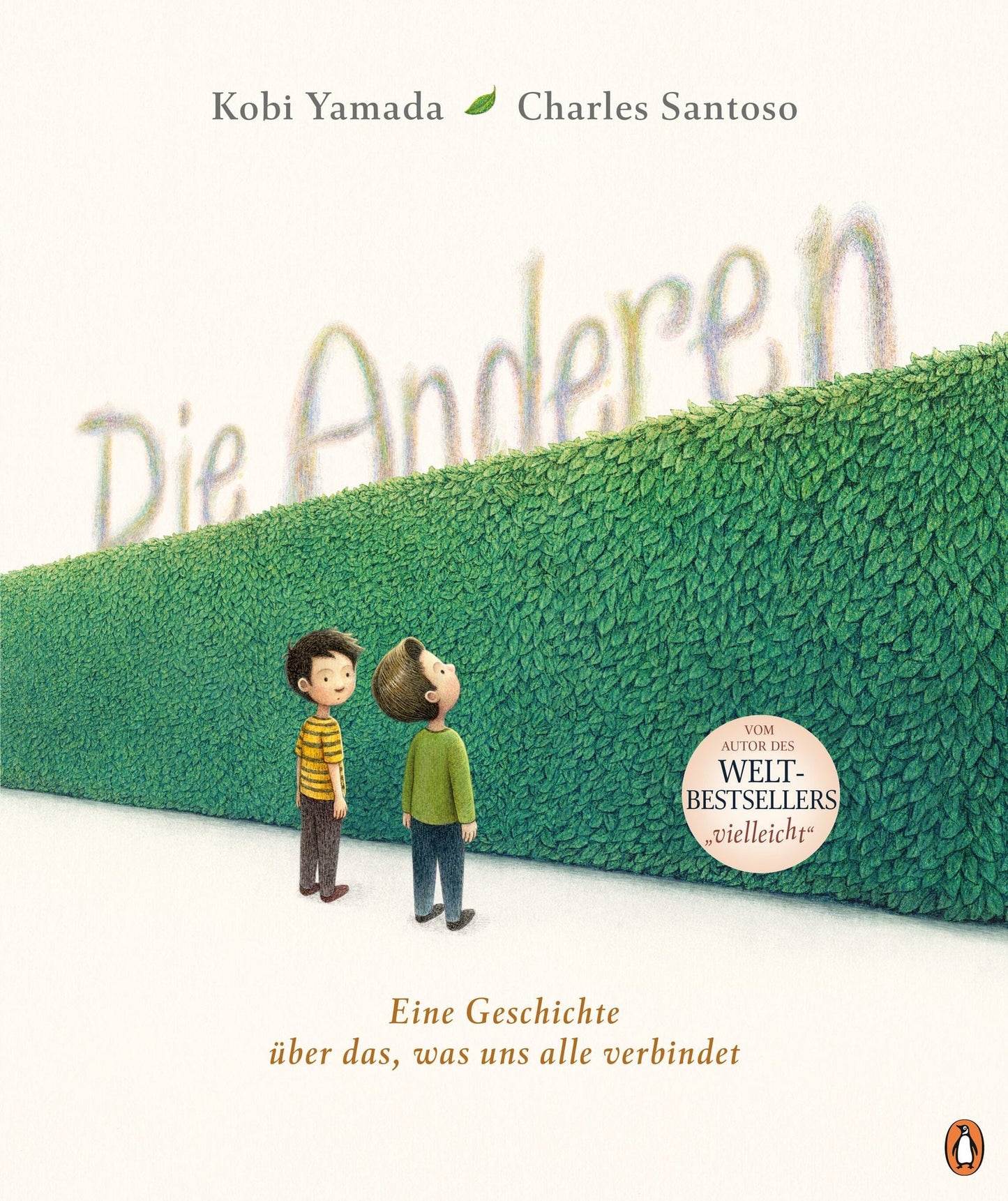 Buchcover von Die Anderen mit zwei Kindern vor einer grünen Hecke