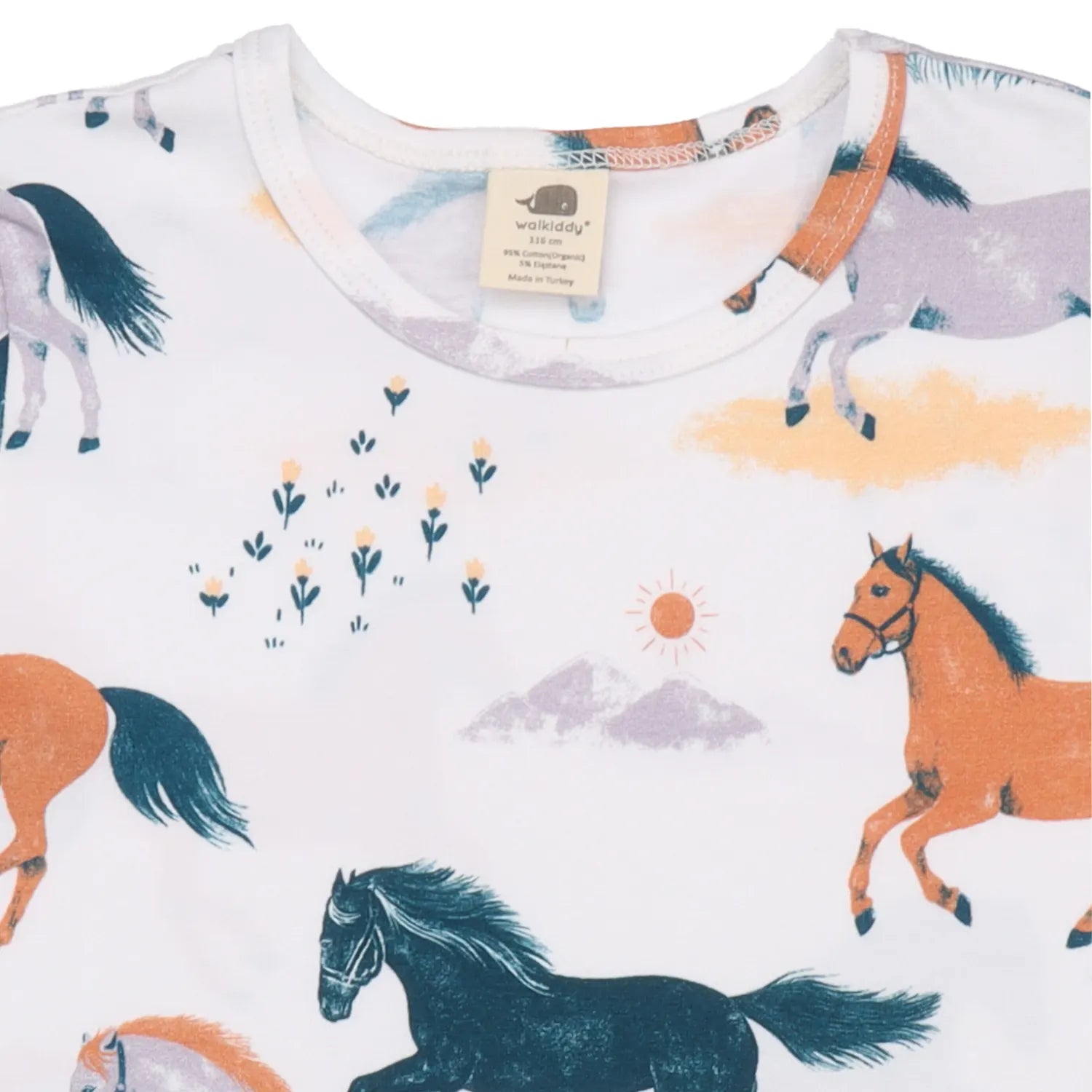 Detailaufnahme des fröhlichen Pferde-Motivs auf einem Kinder-T-Shirt aus Bio-Baumwolle.