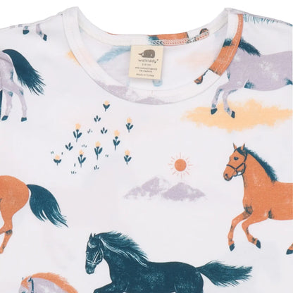 Detailaufnahme des fröhlichen Pferde-Motivs auf einem Kinder-T-Shirt aus Bio-Baumwolle.