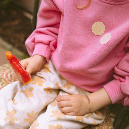 Kind mit rosa Pullover und aufgeklebtem Pieksmichnicht Anti-Mücken Sticker Confetti