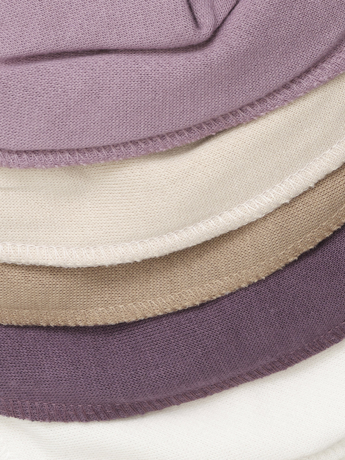 Detailaufnahme des Pippi Bandana Lätzchens in Elderberry mit weichen Stofflagen in Beerentönen für Babys