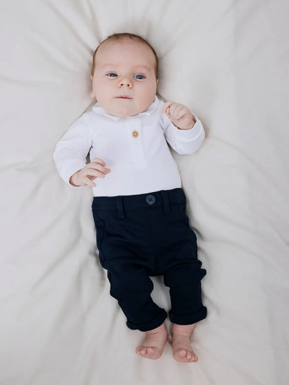 Baby trägt weissen Polo-Body von NAME IT aus Bio-Baumwolle, Bärechind Winterthur Zürich Schweiz.