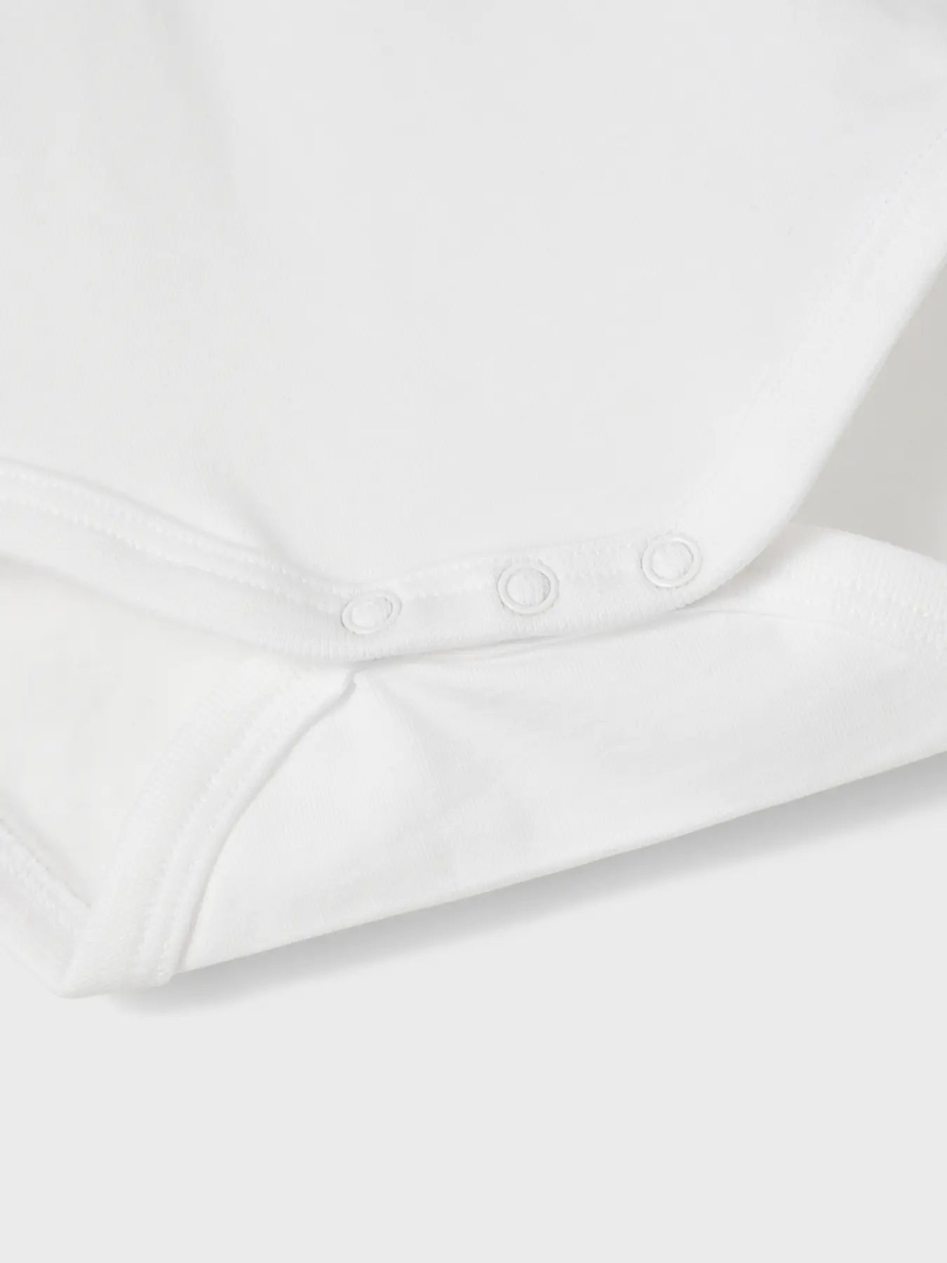 Detailaufnahme Polo-Body aus Bio-Baumwolle mit Druckknöpfen von NAME IT, im Bärechind Winterthur Zürich Schweiz.