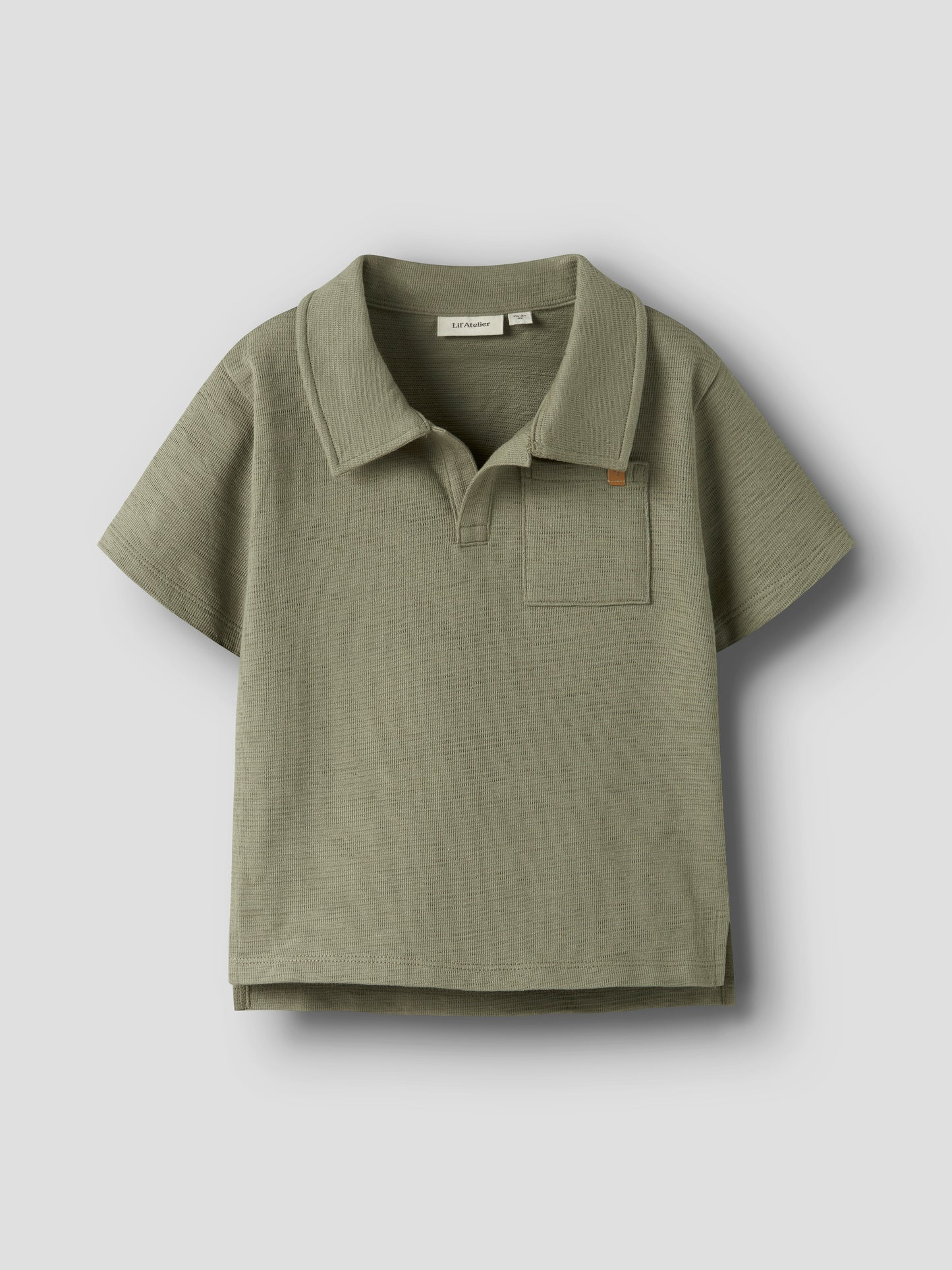LIL’ATELIER Polo Shirt aus Bio Baumwolle in salbei mit Brusttasche im Bärechind Kinderladen Winterthur Zürich Schweiz