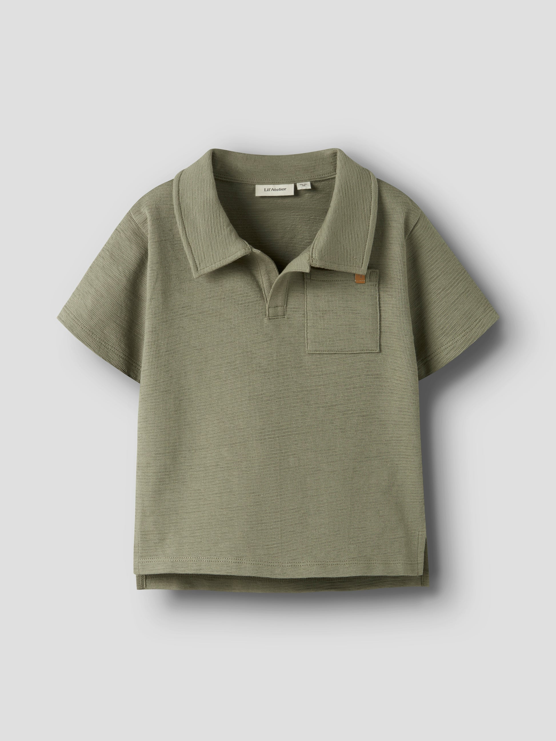 LIL’ATELIER Polo Shirt aus Bio Baumwolle in salbei mit Brusttasche im Bärechind Kinderladen Winterthur Zürich Schweiz