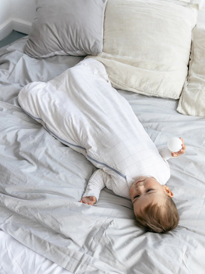 Weicher, atmungsaktiver Bambus Schlafsack mit thermoregulierender Funktion. Nachhaltiges Material von LiluLila, antibakteriell und hypoallergen.