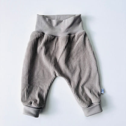 Pumphose Cordnicky in Steingrau aus Bio-Baumwolle, handgefertigt im Bärechind in Winterthur, Zürich Schweiz.