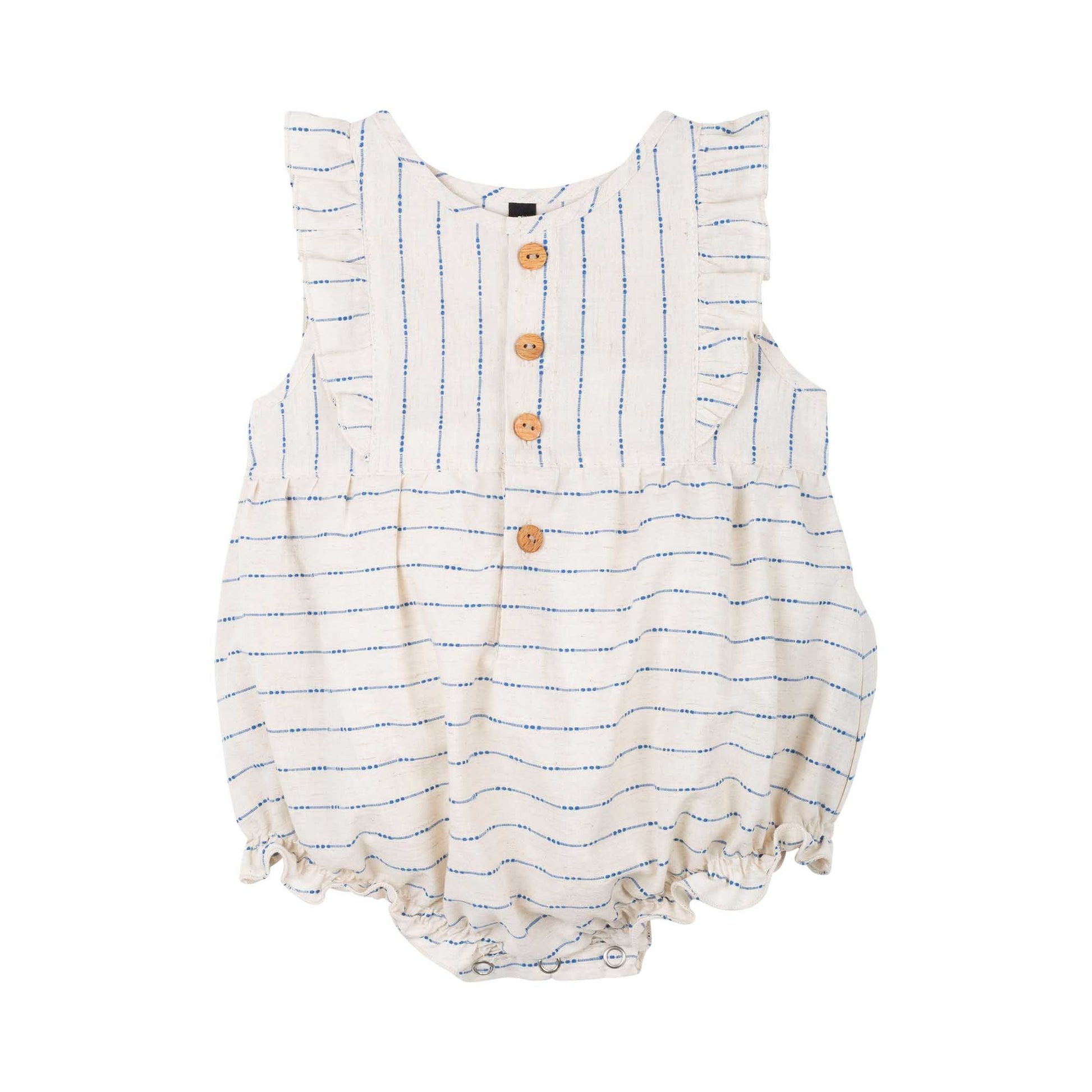 Baby-Jumper aus Baumwolle-Leinen-Mix mit Streifenmuster, Holzknöpfen und Rüschen – perfekt für warme Sommertage.