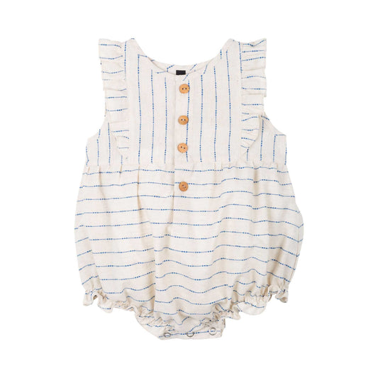 Baby-Jumper aus Baumwolle-Leinen-Mix mit Streifenmuster, Holzknöpfen und Rüschen – perfekt für warme Sommertage.