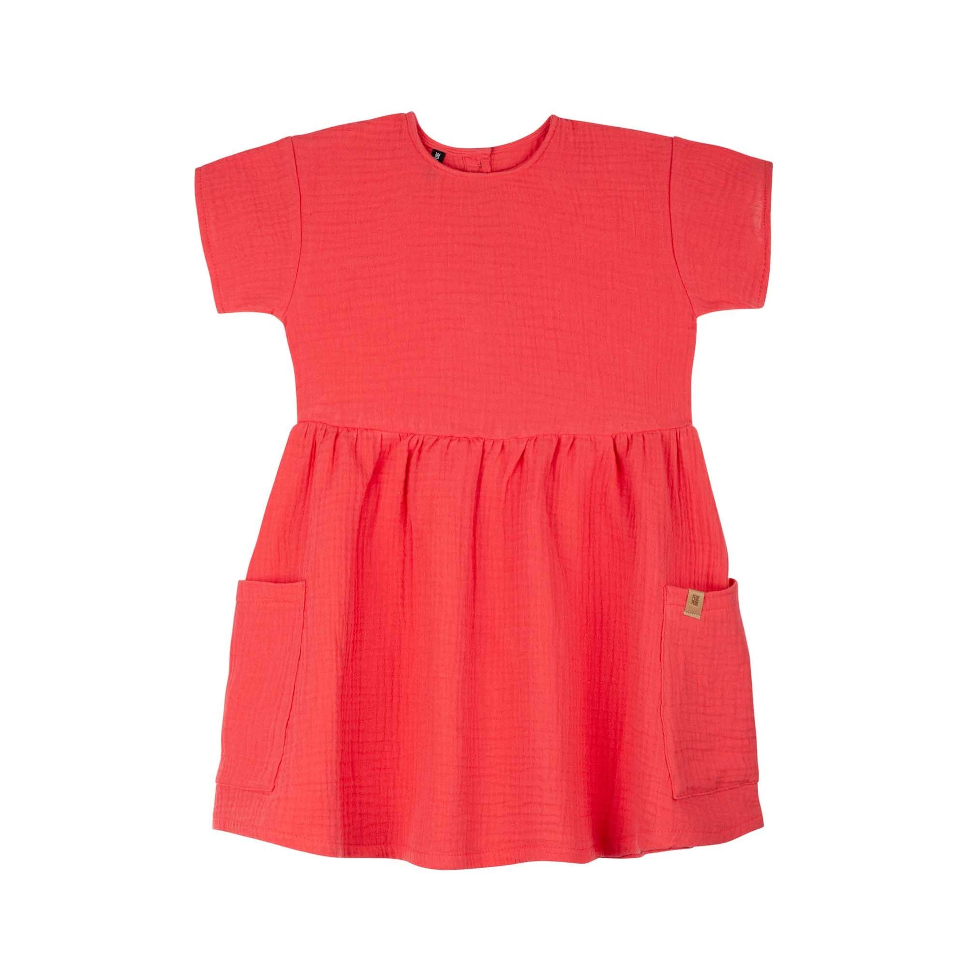 Luftiges Mini-Kleid aus Musselin in Erdbeerrot von Pure Pure by Bauer, Vorderansicht – nachhaltige Kindermode in Winterthur, Zürich, Schweiz.