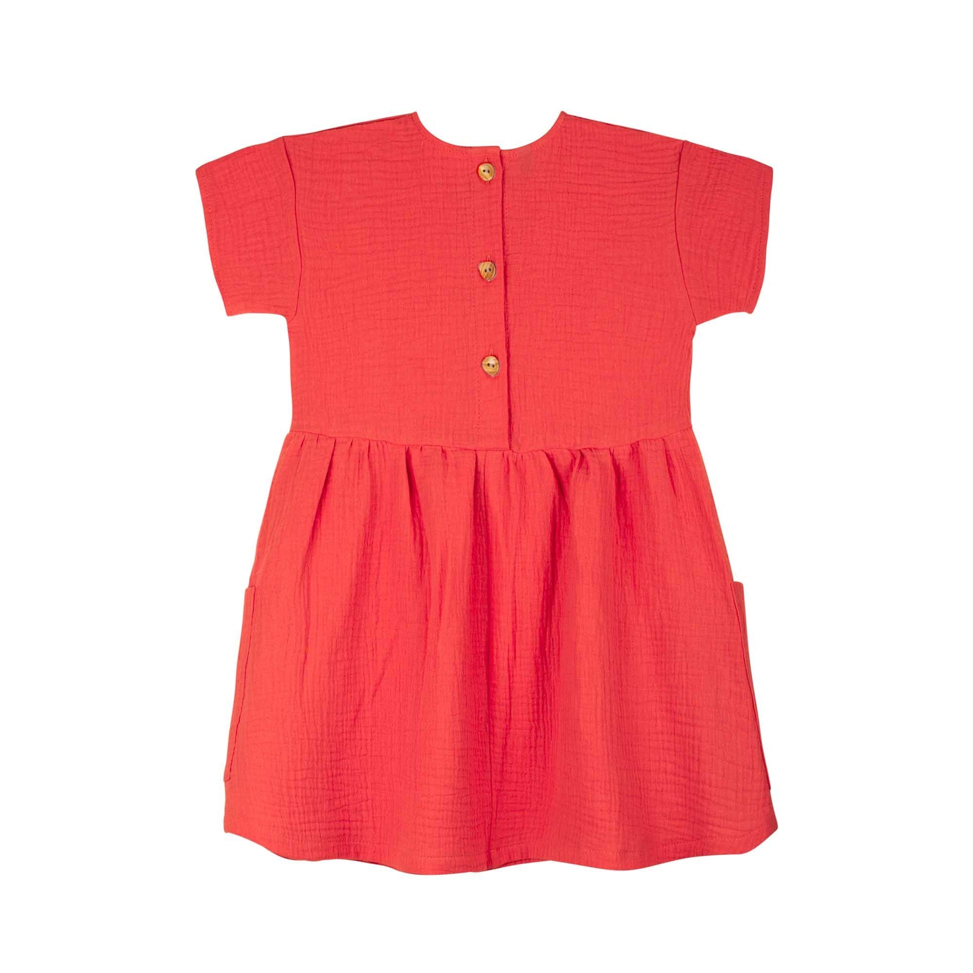 Mini-Kleid aus Musselin in Erdbeerrot mit Holzknöpfen von Pure Pure by Bauer, Rückansicht – nachhaltige Kindermode in Winterthur, Zürich, Schweiz.