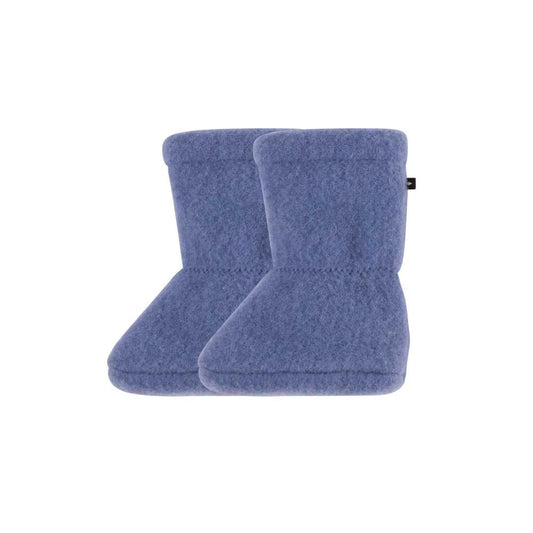 Die Baby Füsslinge von PurePure aus blauer Merinowolle halten kleine Babyfüsse angenehm warm und sind im Bärechind Winterthur erhältlich.