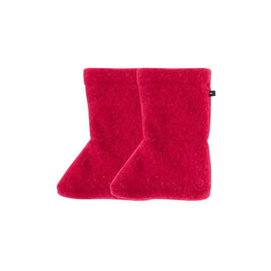 Die Baby Füsslinge von PurePure in Himbeere, aus Merinowolle halten kleine Babyfüsse angenehm warm und sind im Bärechind Winterthur erhältlich.