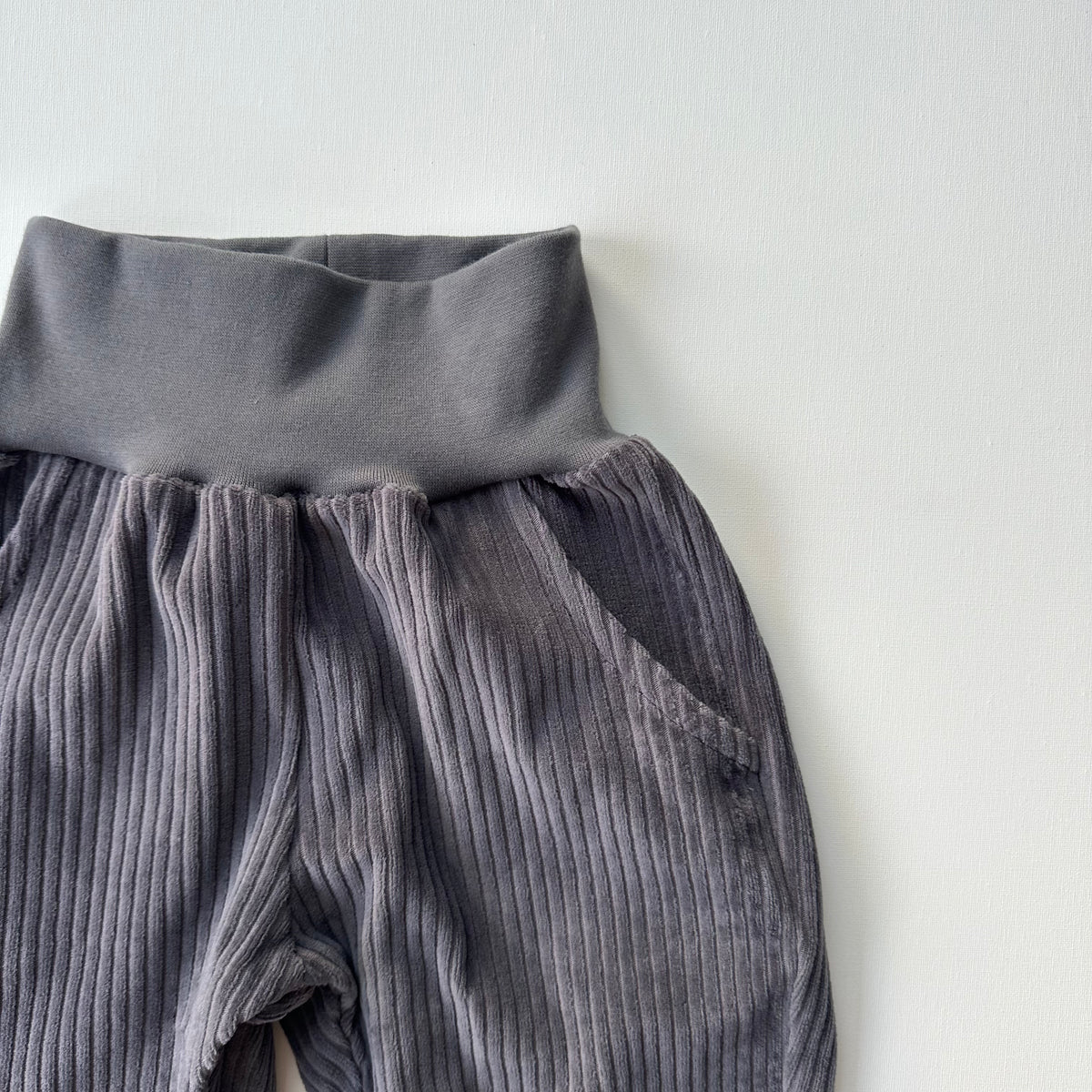 Breiter Bund der Raketenkind Bio Cordhose für Babys und Kinder in Dunkelgrau, hergestellt in Winterthur, Bärechind, Zürich, Schweiz.