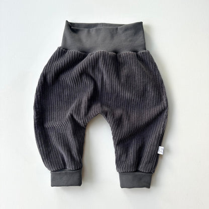 Raketenkind Cordnicky Cordhose für Babys und Kinder in Dunkelgrau aus Bio Baumwolle, hergestellt in Winterthur, Bärechind, Zürich, Schweiz.
