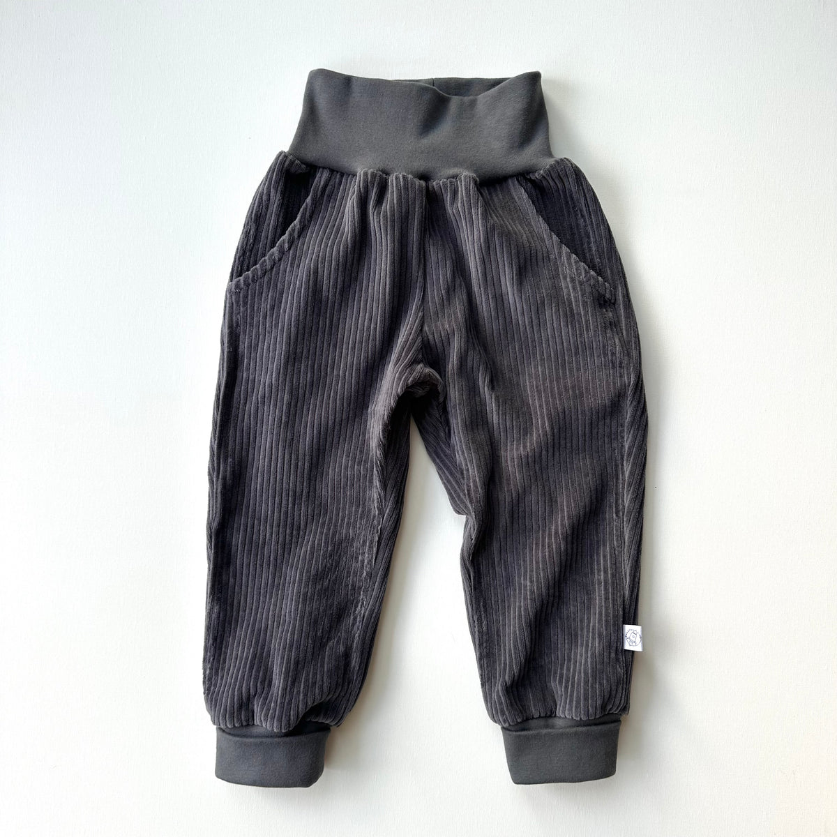 Raketenkind Kinder Cordhose in Dunkelgrau ab Gr. 92 mit Hosentaschen, breitem Bund und langen Beinbündchen, hergestellt in Winterthur, Bärechind, Zürich, Schweiz.