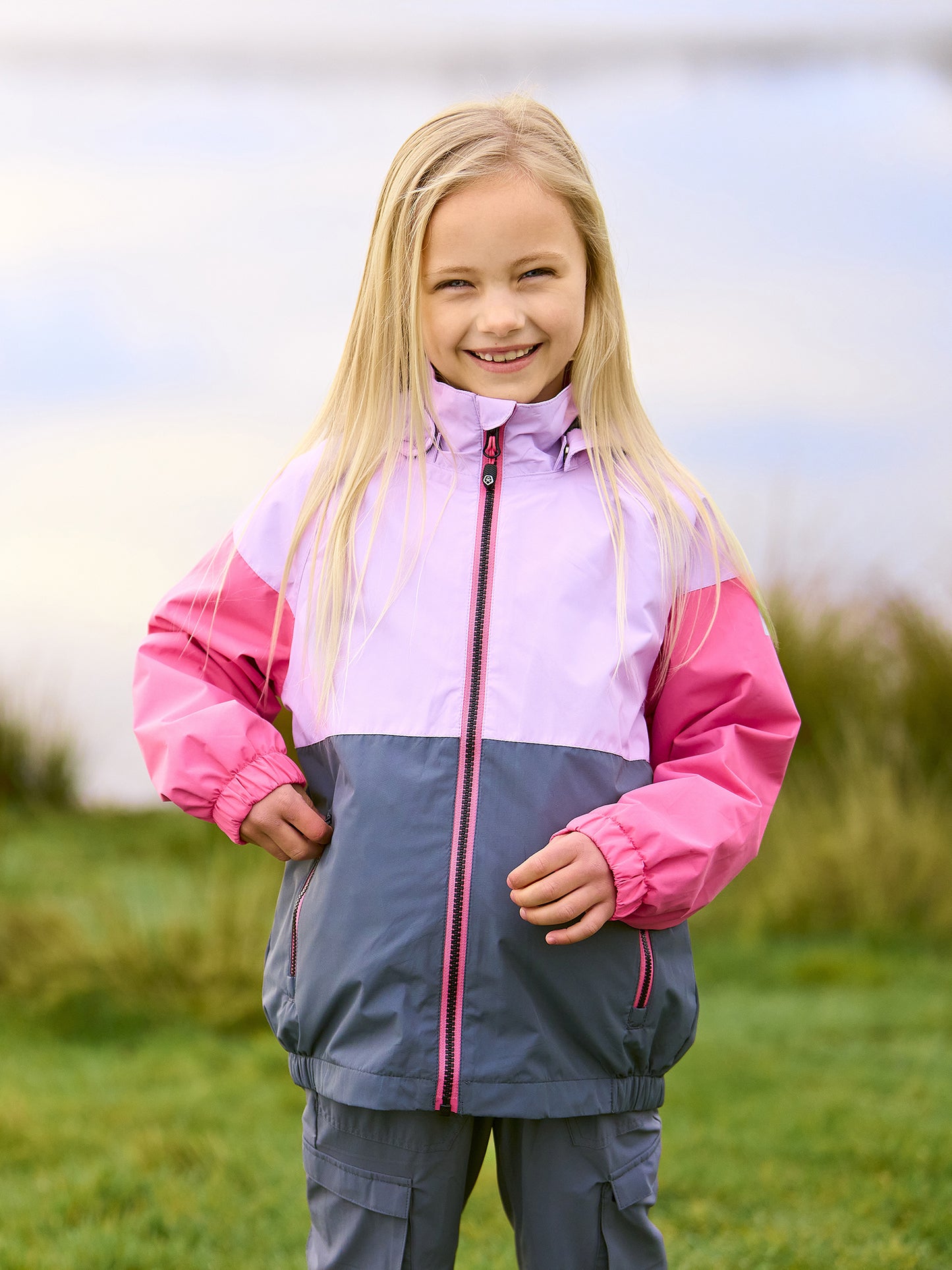 Kind trägt rosa lila Regenjacke von Color Kids erhältlich im Bärechind Winterthur Zürich Schweiz