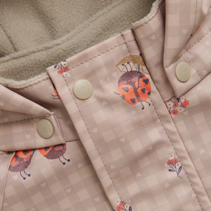 Detailaufnahme CeLaVi Regenoverall beige mit Marienkäfer-Muster, erhältlich im Bärechind Winterthur Zürich Schweiz.