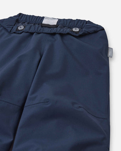 Bundverschluss der Reima Kaura Regenhose Navy mit Weitenregulierung