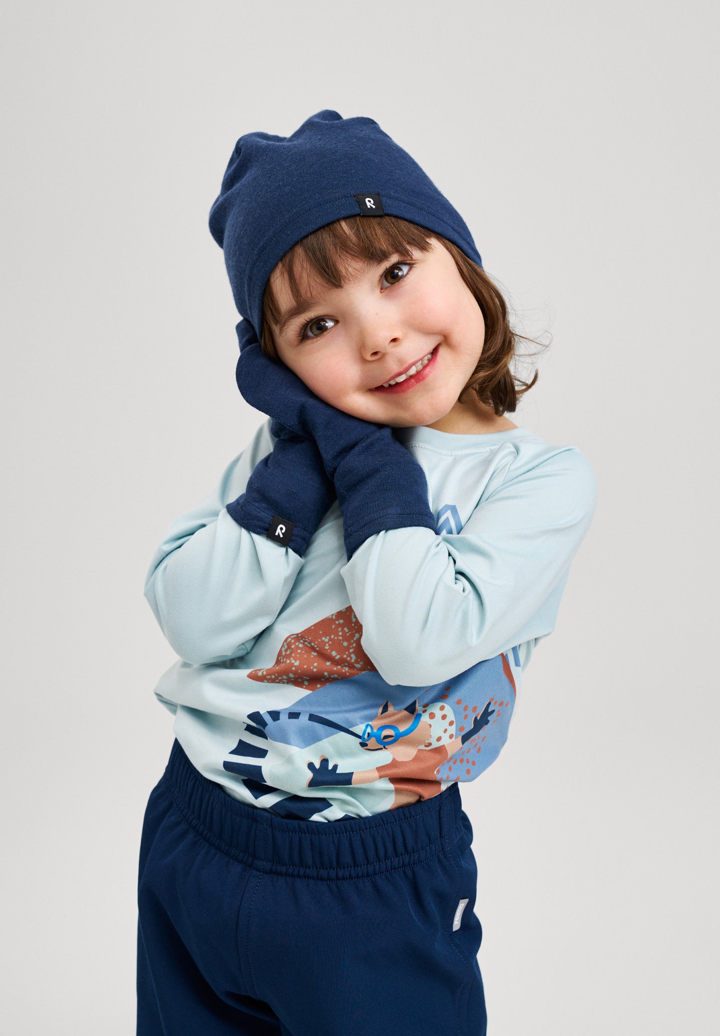 Kind trägt Reima Eino Strickfäustlinge Navy
