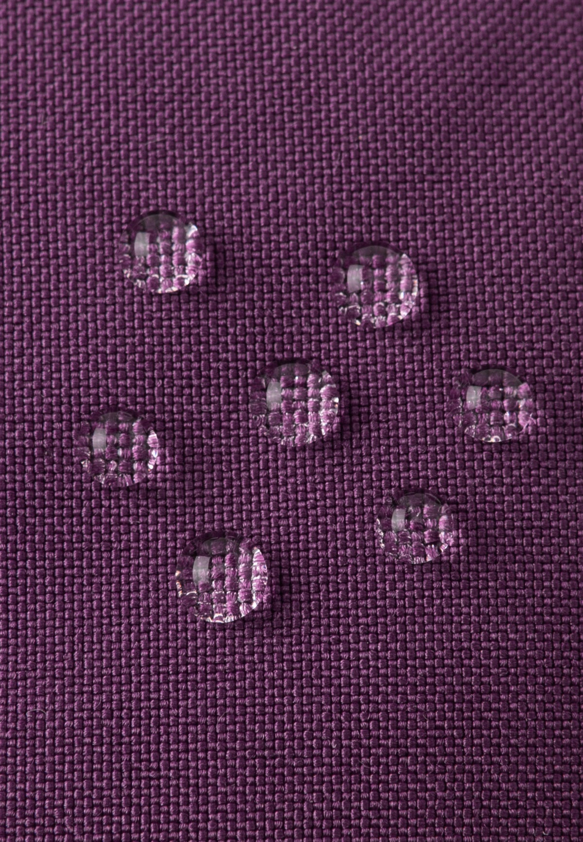 Detailansicht der Reima Moffen Fäustlinge in Deep Purple an der Hand