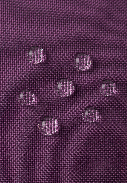 Detailansicht der Reima Moffen Fäustlinge in Deep Purple an der Hand
