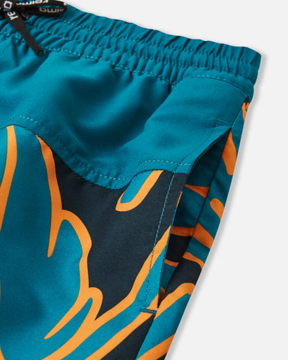 Detailansicht des tropischen Prints auf den Reima Papaja Badeshorts in Blau

