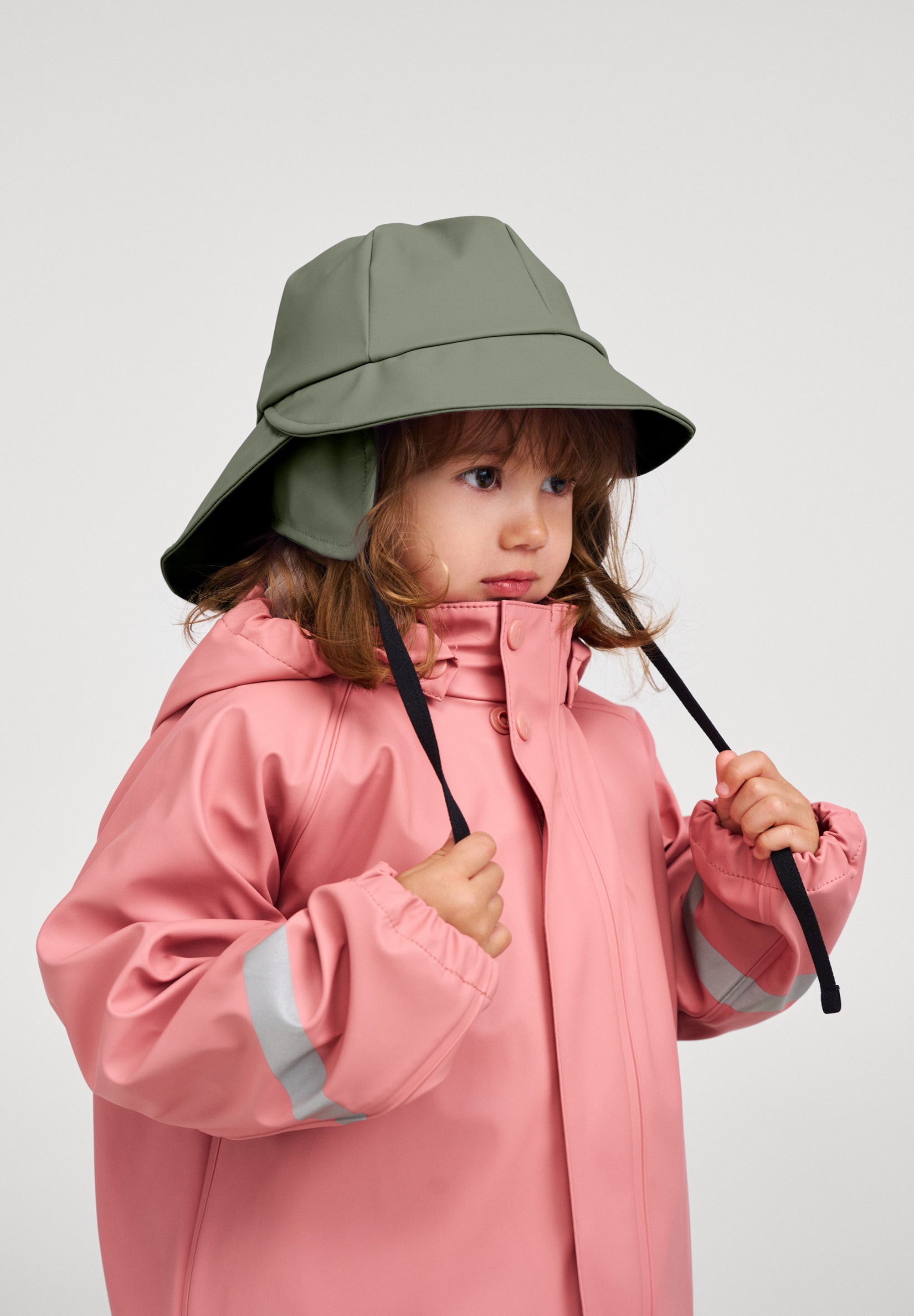 Reima Regenhut Rainy Greyish Green angezogen an Kind.