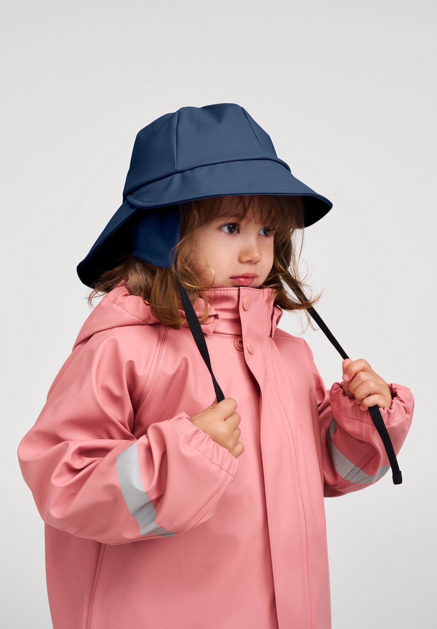 Reima Regenhut Rainy Navy angezogen.