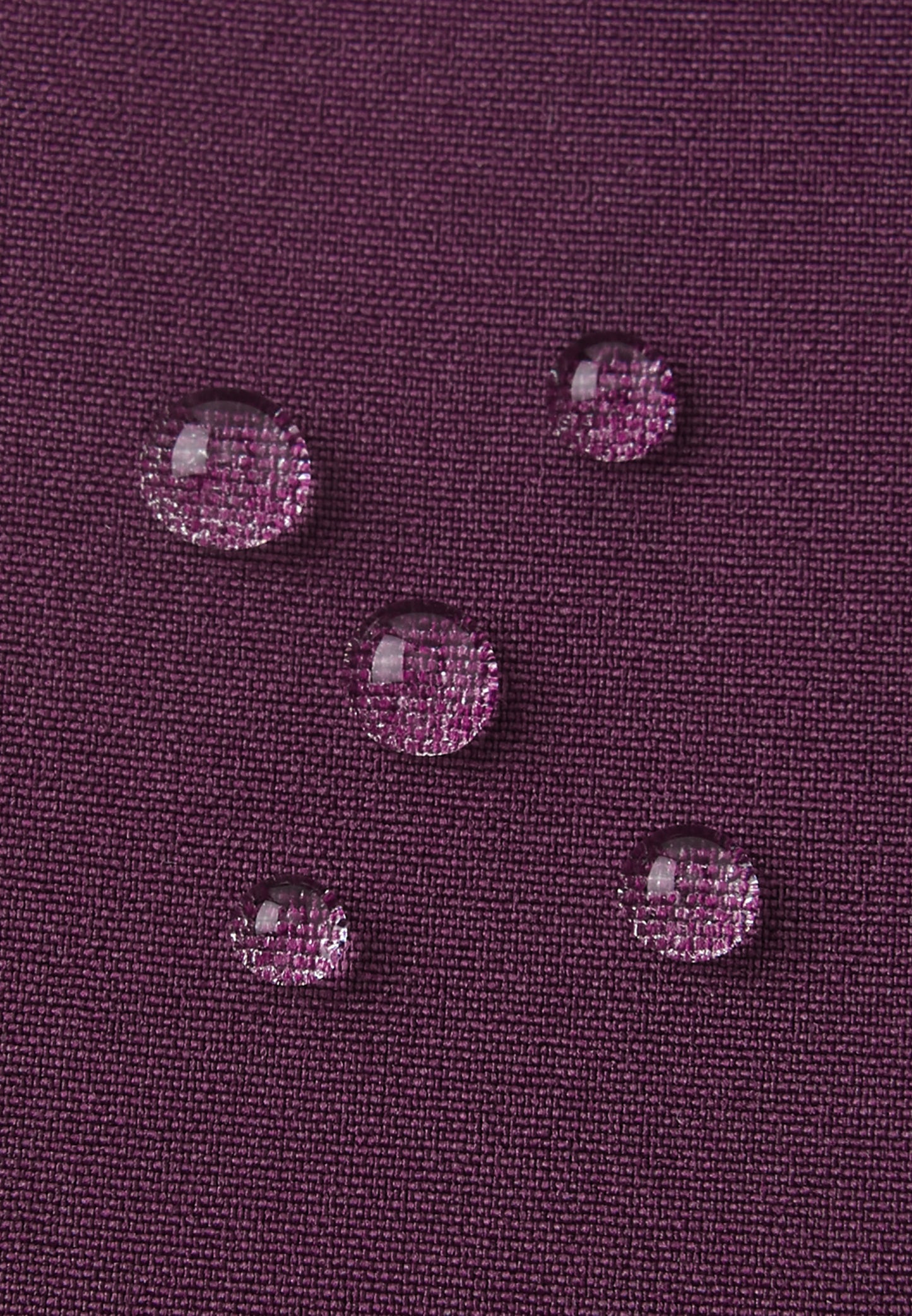 Nahaufnahme wasserabweisendes Softshell Material Reima Tehden Deep Purple im Bärechind Winterthur Zürich Schweiz