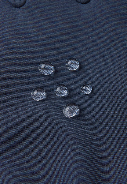 Nahaufnahme wasserabweisendes Softshellmaterial Reima Tehden Navy im Bärechind Winterthur Zürich Schweiz