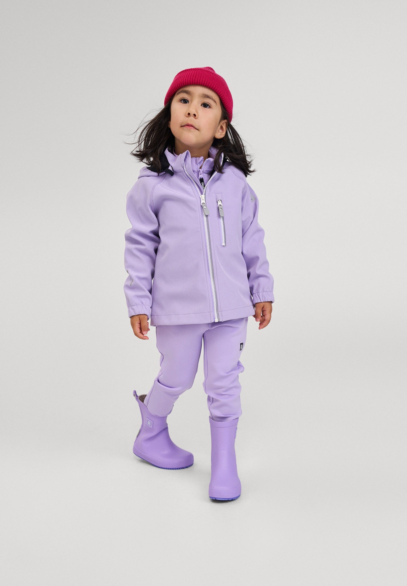 Mädchen trägt Reima Softshell-Jacke Vantti Lilac Amethyst