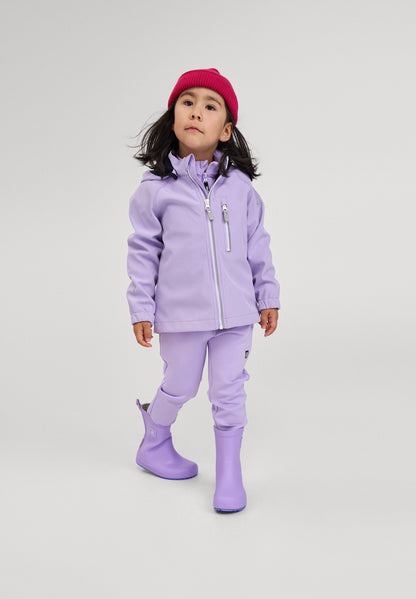 Mädchen trägt Reima Softshell-Jacke Vantti Lilac Amethyst