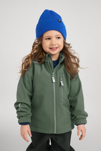Kind trägt die Reima Softshelljacke Vantti Thyme Green erhältlich im Bärechind Schweiz
