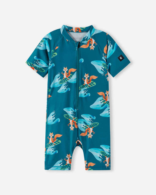 Reima UV-Badeoverall mit Sommerprint für Babys und Kleinkinder – Vorderansicht in Blau mit bunten Tieren – erhältlich in Winterthur, Zürich, Schweiz.