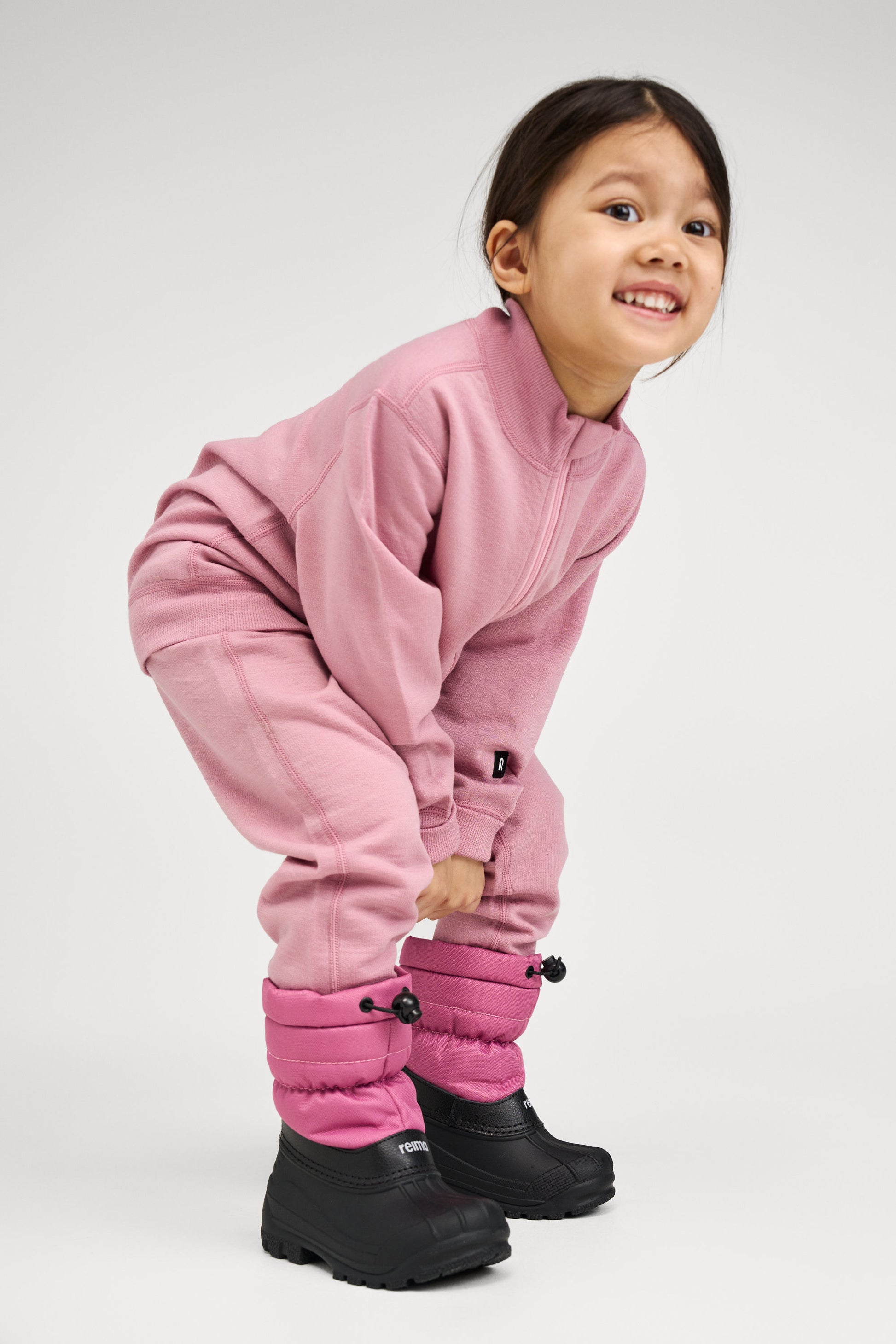 Kind spielt in Reima Wollhose Misam Grey Pink im Bärechind Winterthur Zürich Schweiz