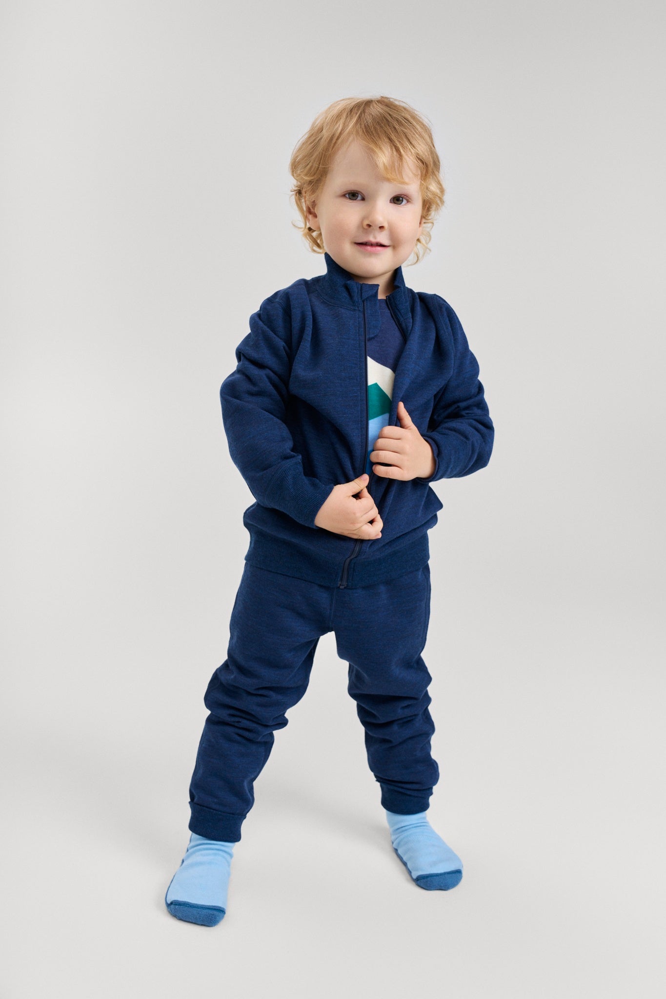 Kind trägt Reima Wollhose Misam Navy im Bärechind Winterthur Zürich Schweiz