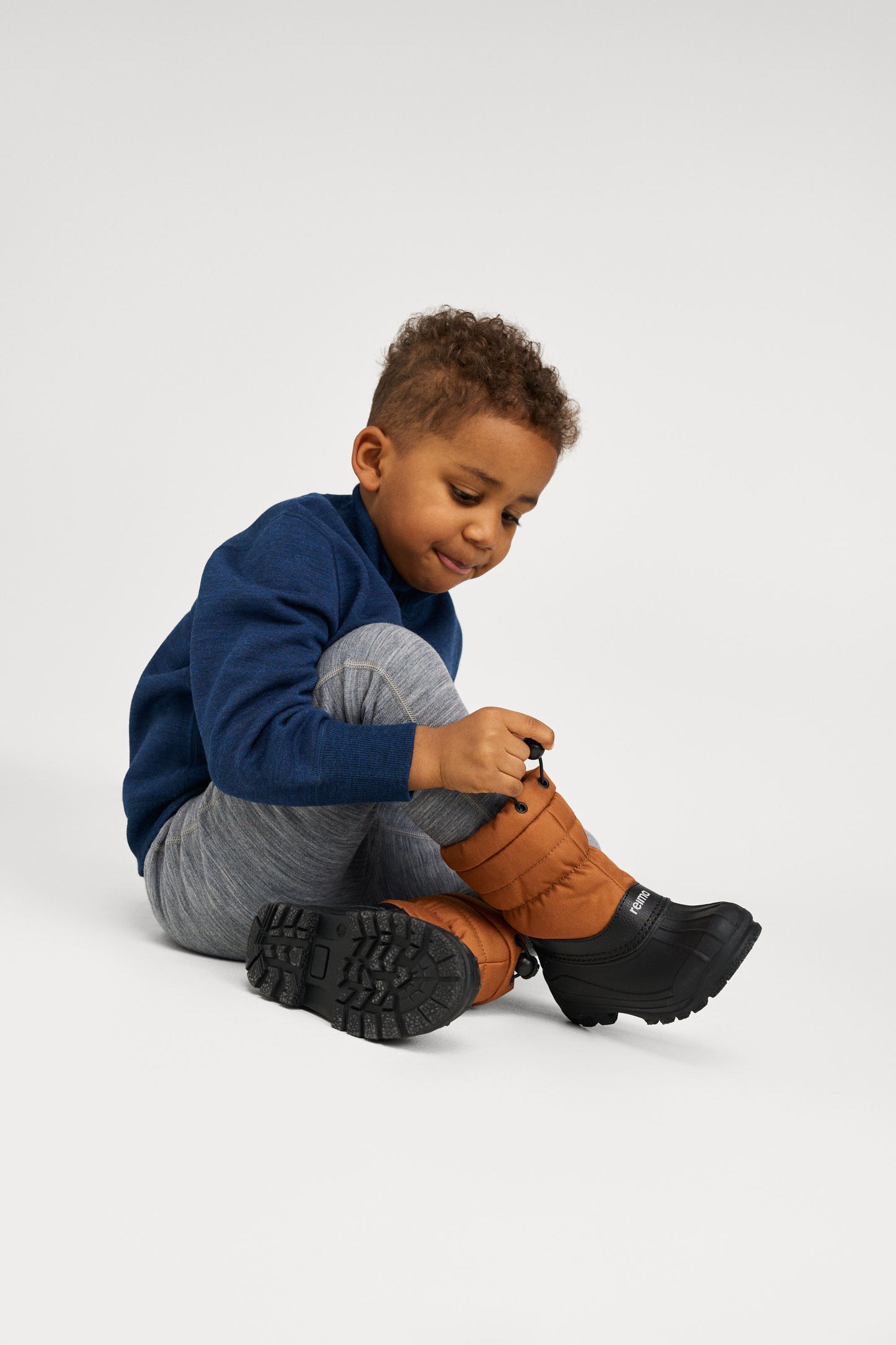 Kind trägt Reima Wolljacke Mahin Navy im Bärechind Winterthur Zürich Schweiz